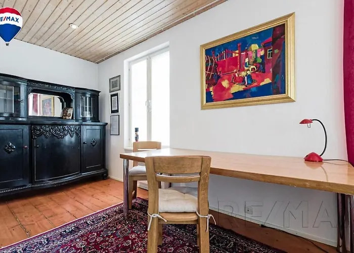 Cozy Near Port & Old Town With Free Parking! アパート