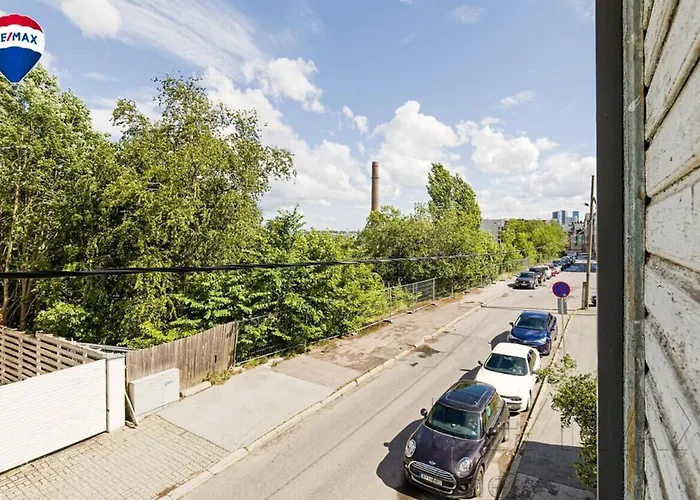 Cozy Near Port & Old Town With Free Parking!